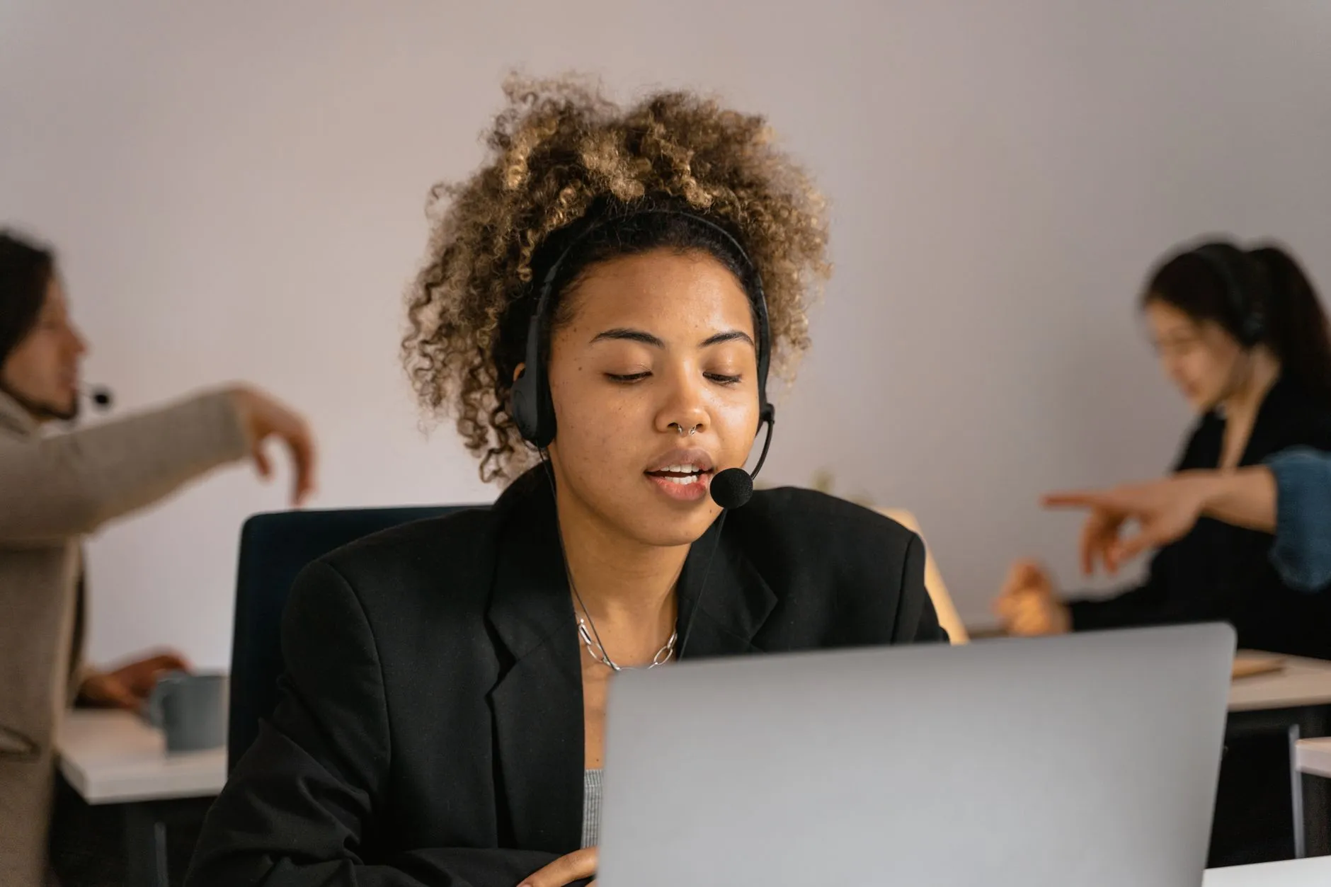 A customer service agent providing user support for a software application — Avaib