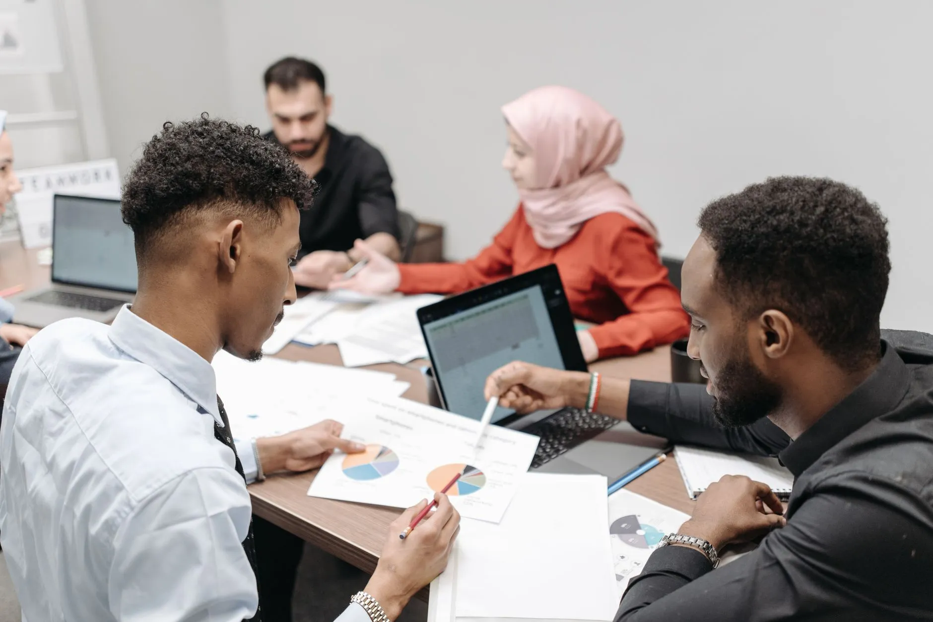Colleagues handing off work and collaborating clearly in an office — Avaib