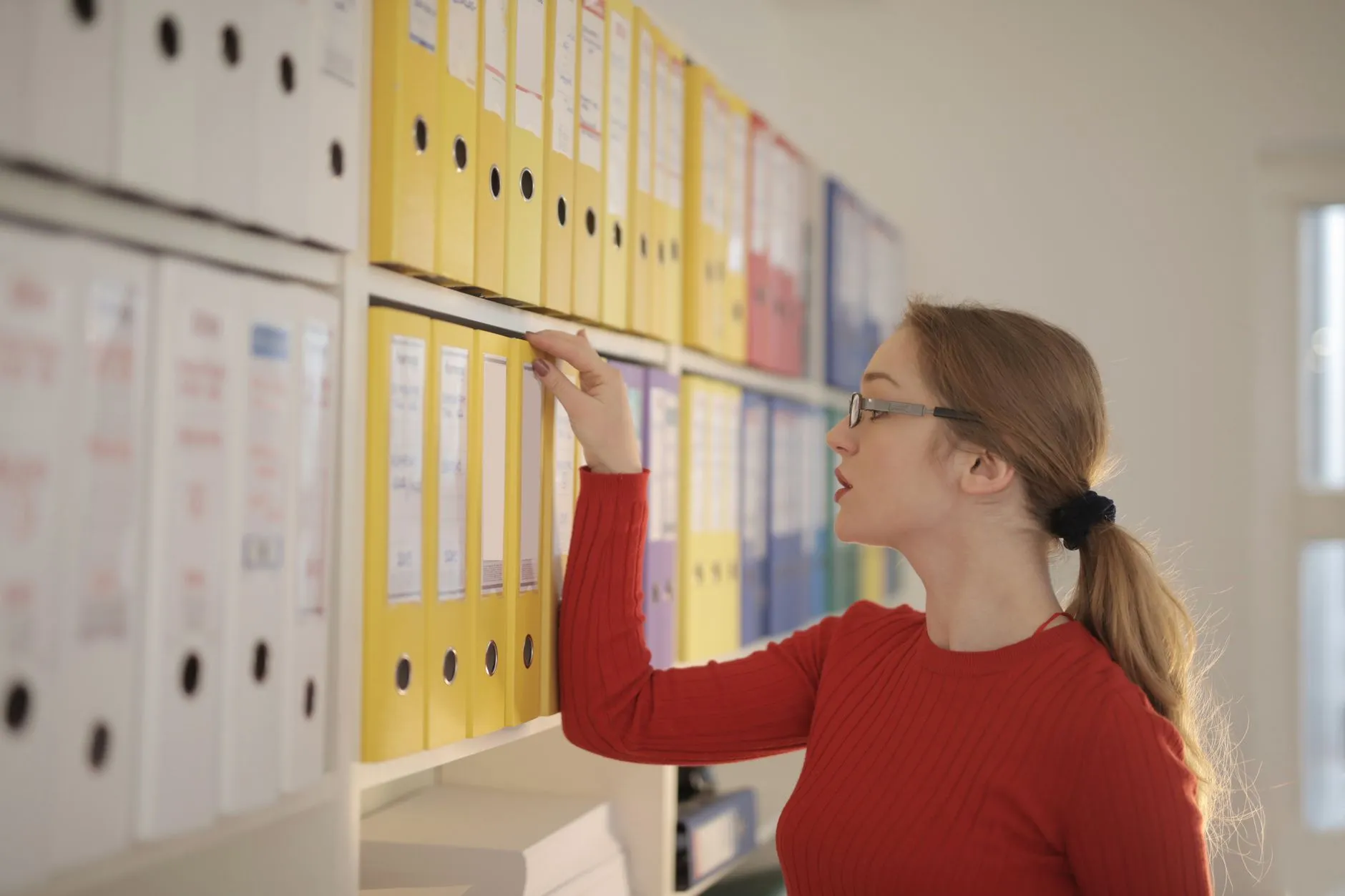An employee searching a knowledge base on a laptop in an office — Avaib