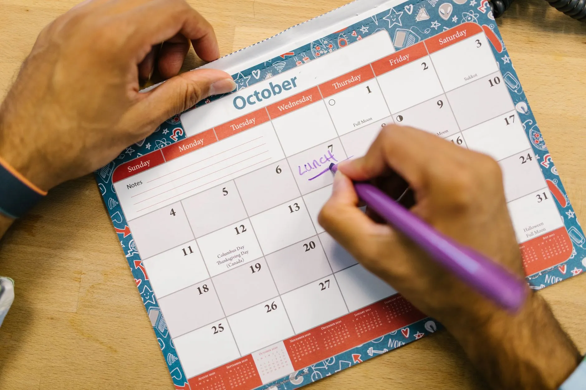 A person booking an appointment online using a calendar app — Avaib