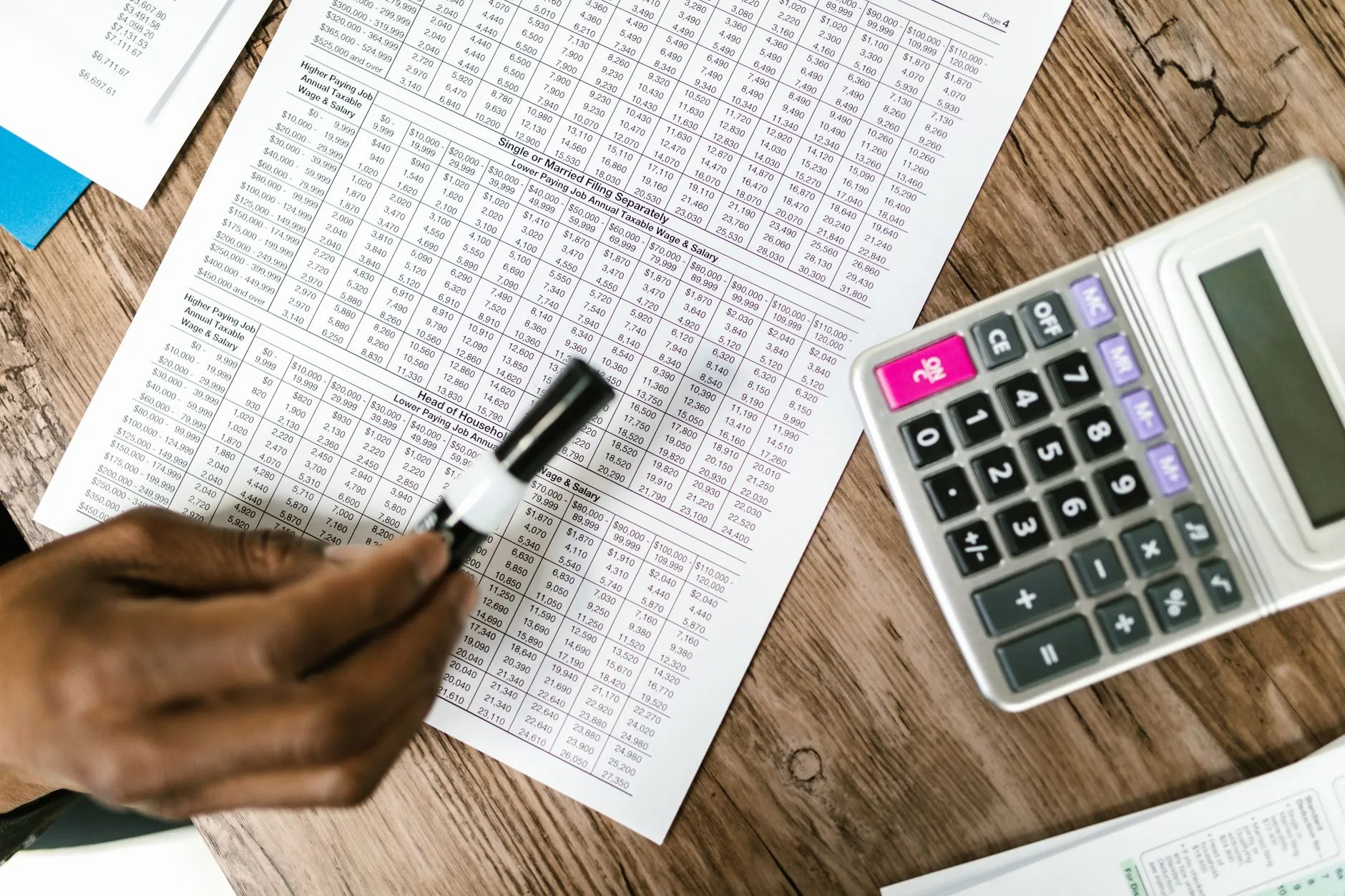 A construction estimator using a laptop to prepare a project bid and takeoff — Avaib