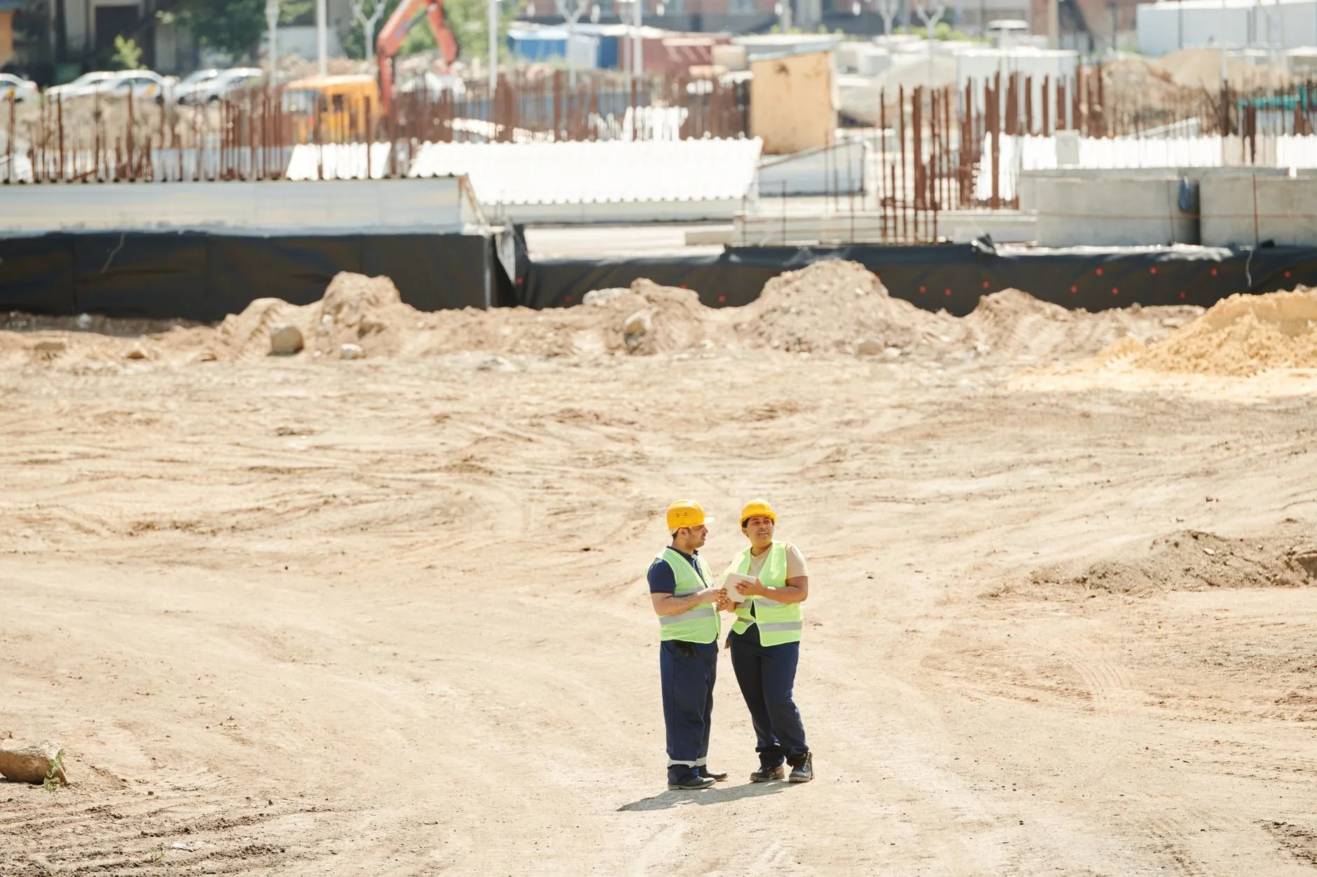 A construction project manager coordinating trades and scheduling work on site — Avaib