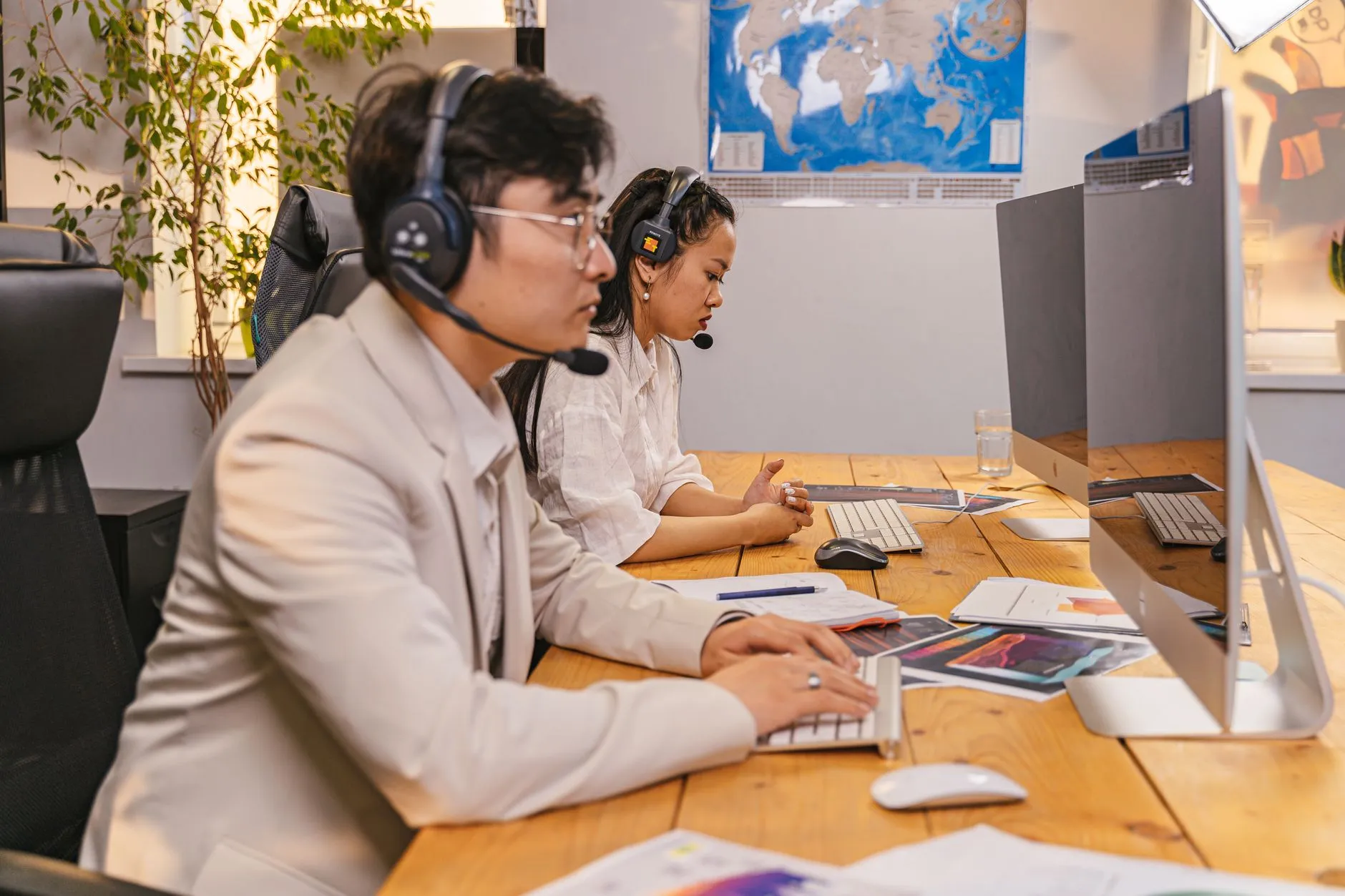 A support agent answering product questions at a help desk — Avaib