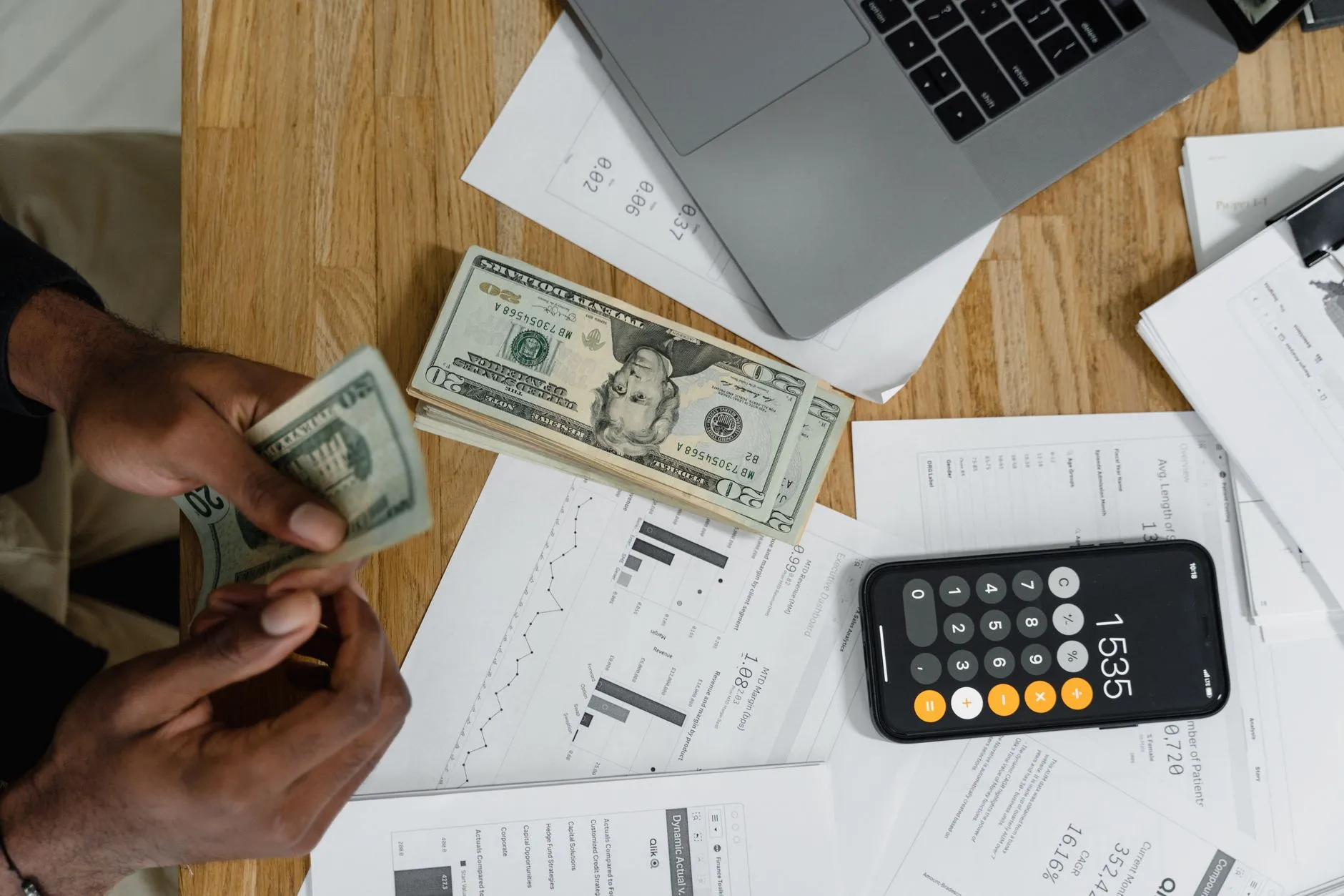 A finance professional analysing cash flow data on a laptop — Avaib