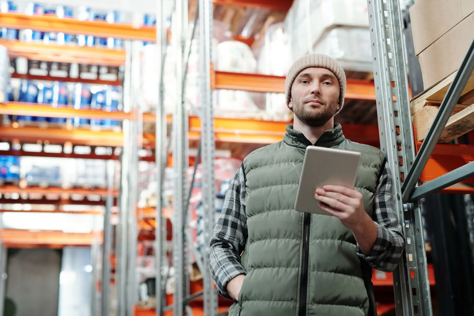A worker using a tablet for inventory management in a warehouse — Avaib
