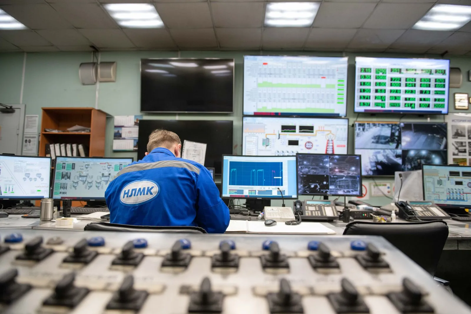 An engineer monitoring a factory dashboard on screen — Avaib