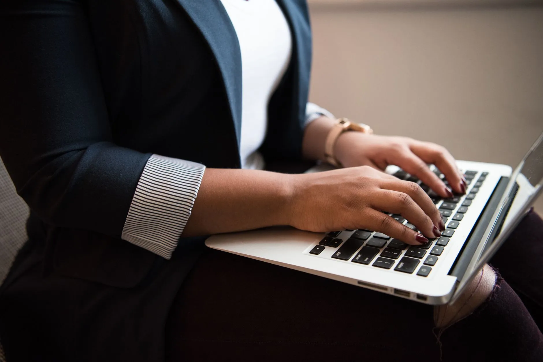 A professional services team working together on a connected software platform in an office — Avaib