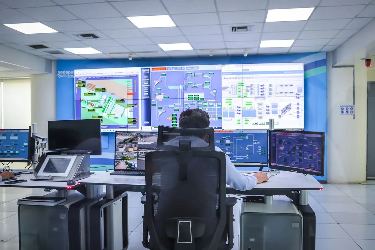 An Avaib operations team running client applications from a monitored control room