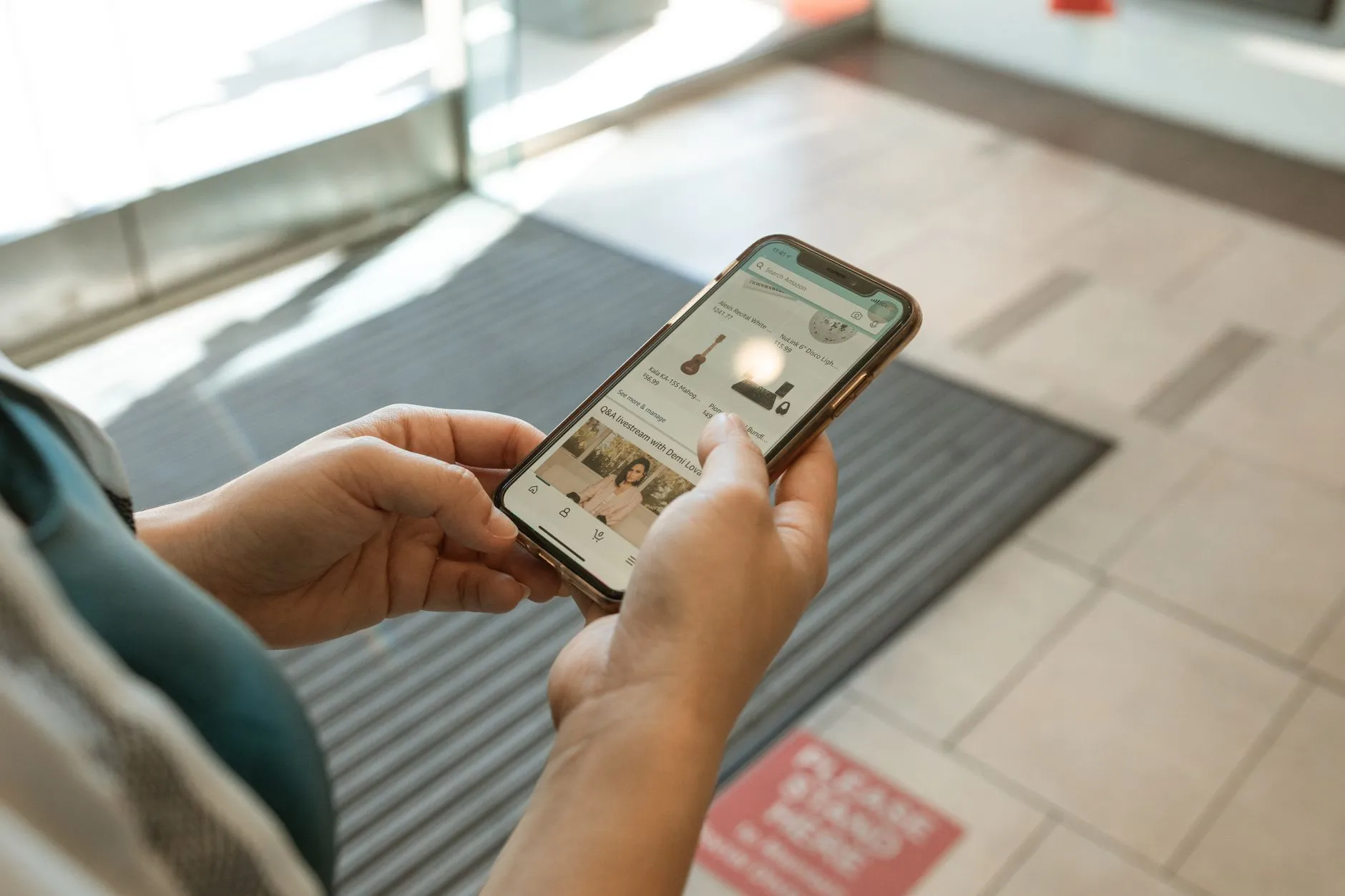 A customer calling for order status information on a smartphone — Avaib
