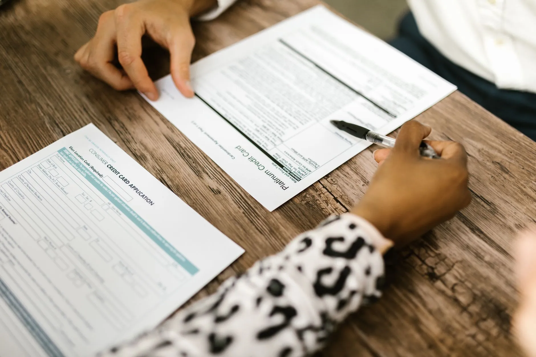 A manager signing off on an approval form at a business meeting — Avaib