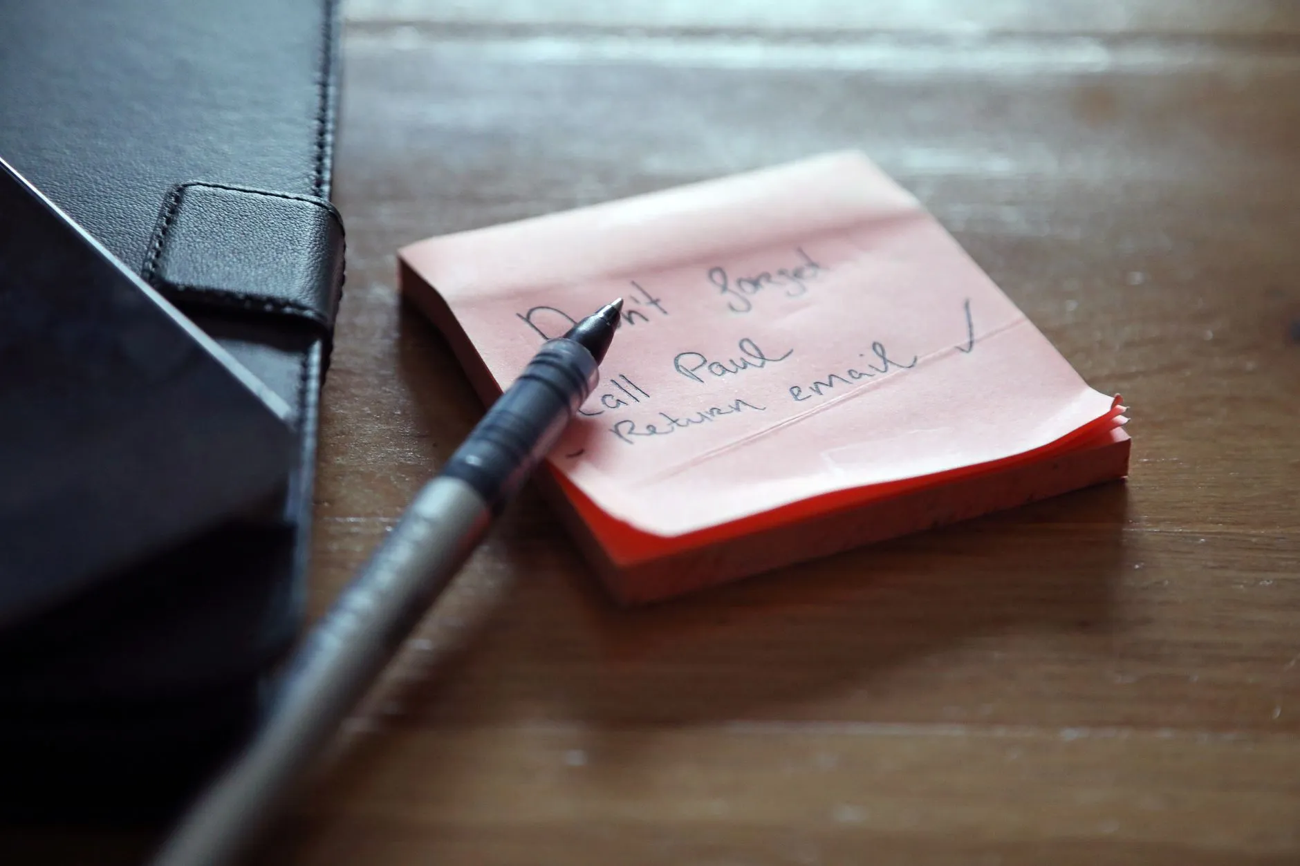 A phone notification reminder prompting a follow-up action on a desk — Avaib